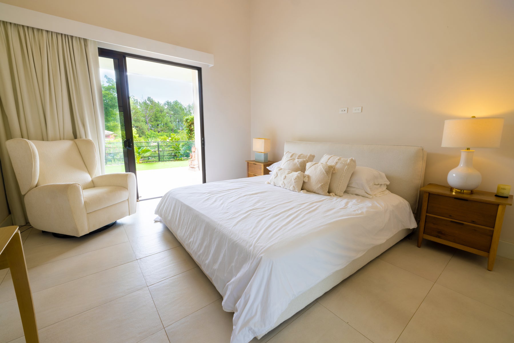 Modern Family Residence — photo 12 of 19