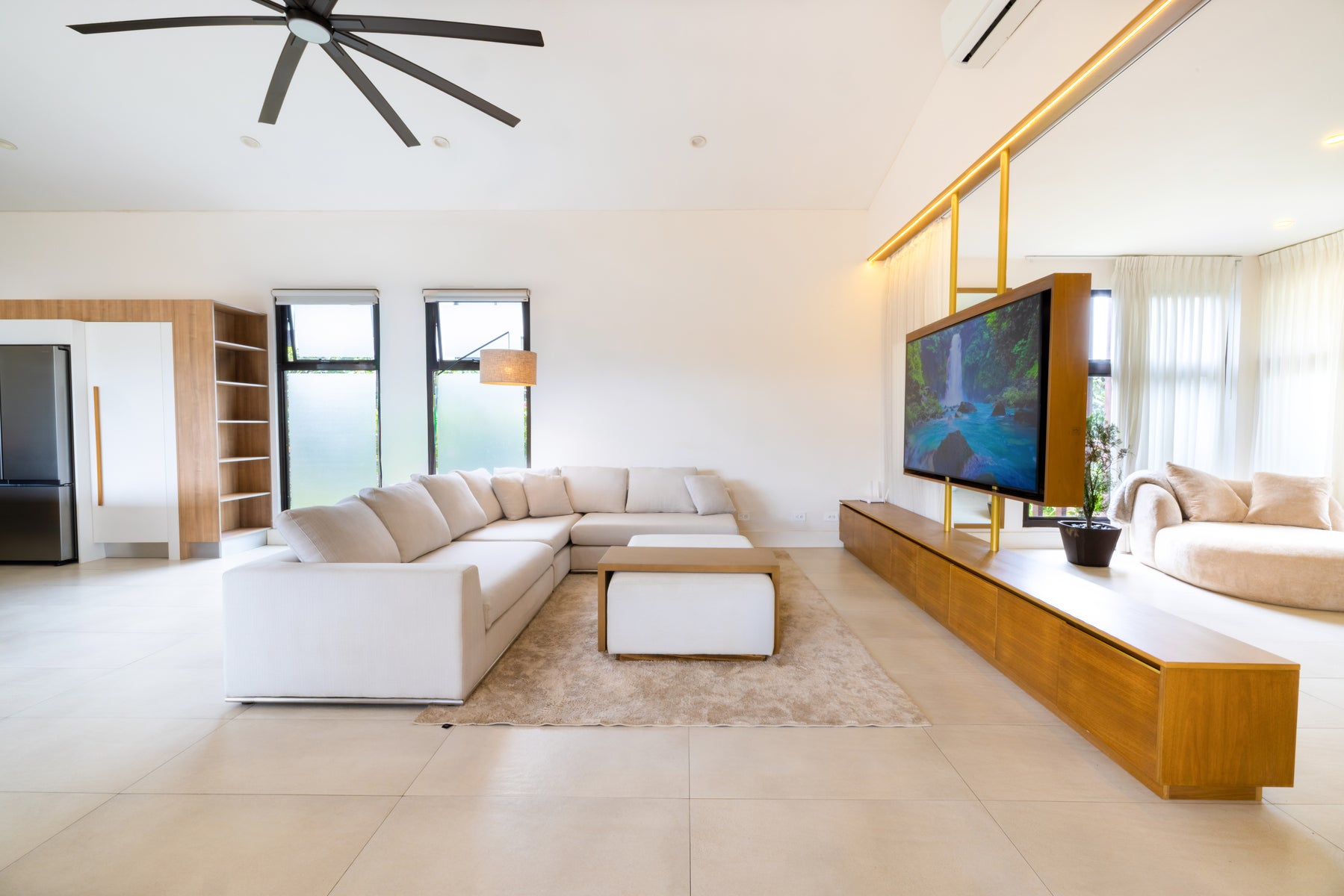 Modern Family Residence — photo 2 of 19
