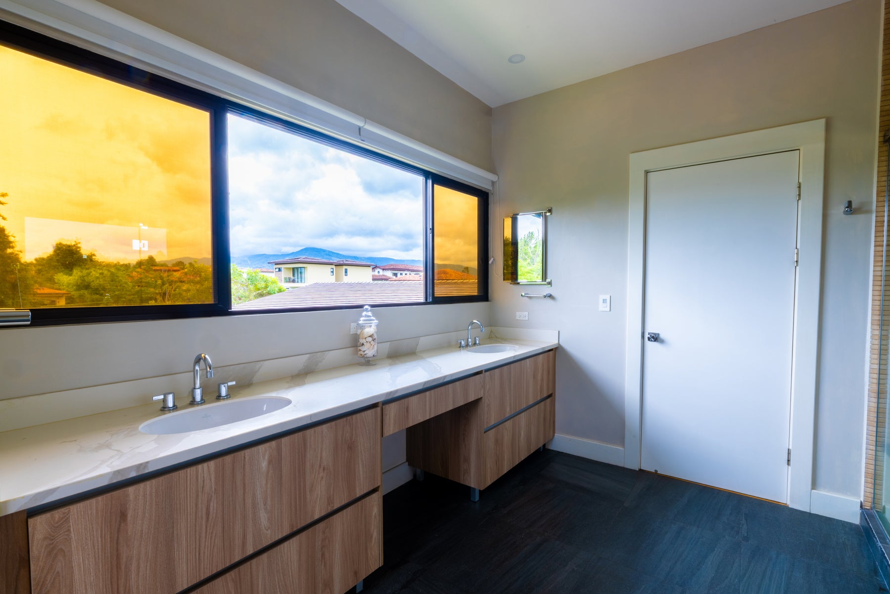 Modern Family Residence — photo 9 of 19