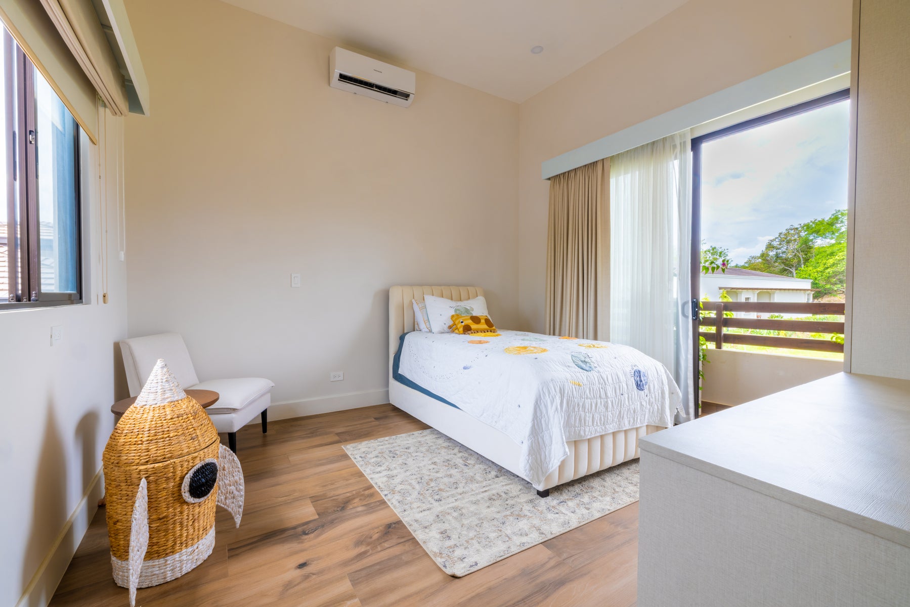 Modern Family Residence — photo 13 of 19