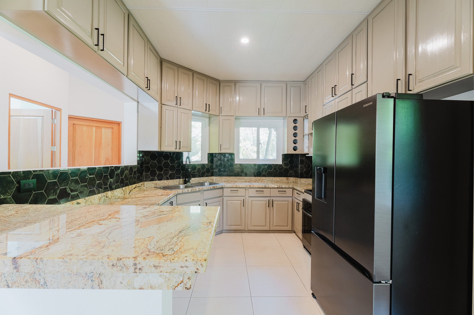 Luxury Four Bedroom Home — foto 5 de 19