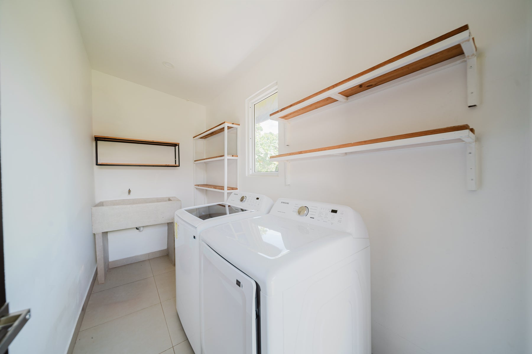 Luxury Four Bedroom Home — foto 12 de 19