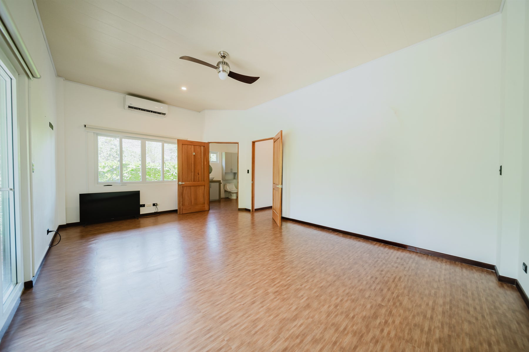 Luxury Four Bedroom Home — foto 15 de 19