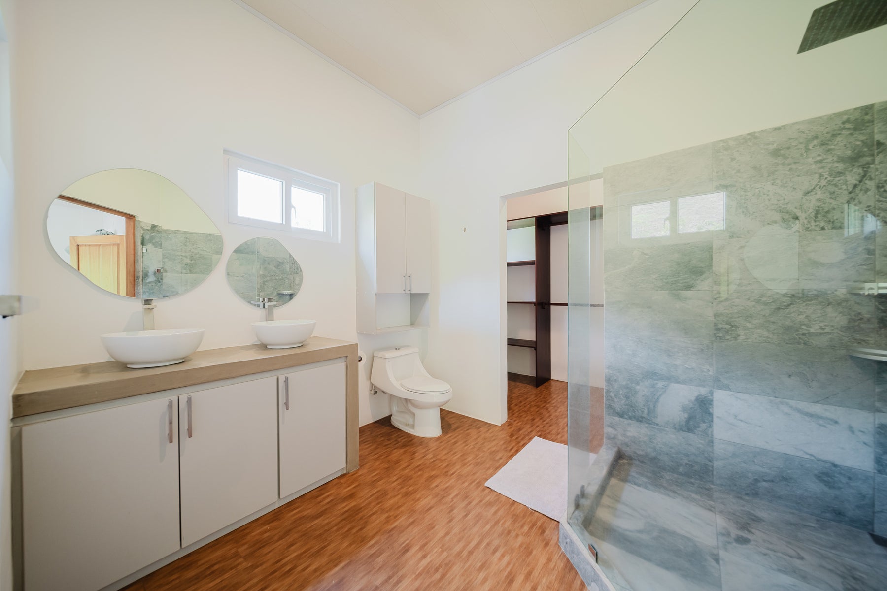 Luxury Four Bedroom Home — foto 16 de 19