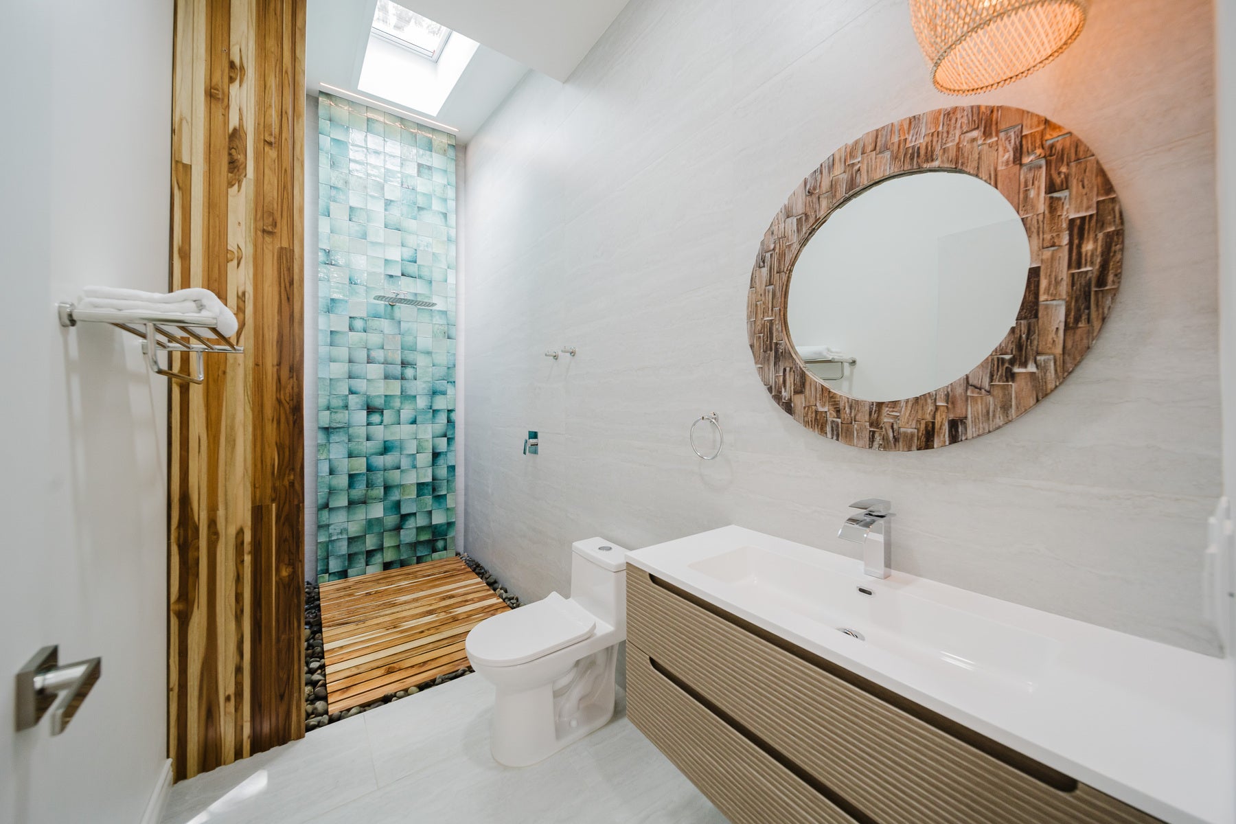 Brand-New Modern Home with Private Pool investment potential — photo 7 of 16