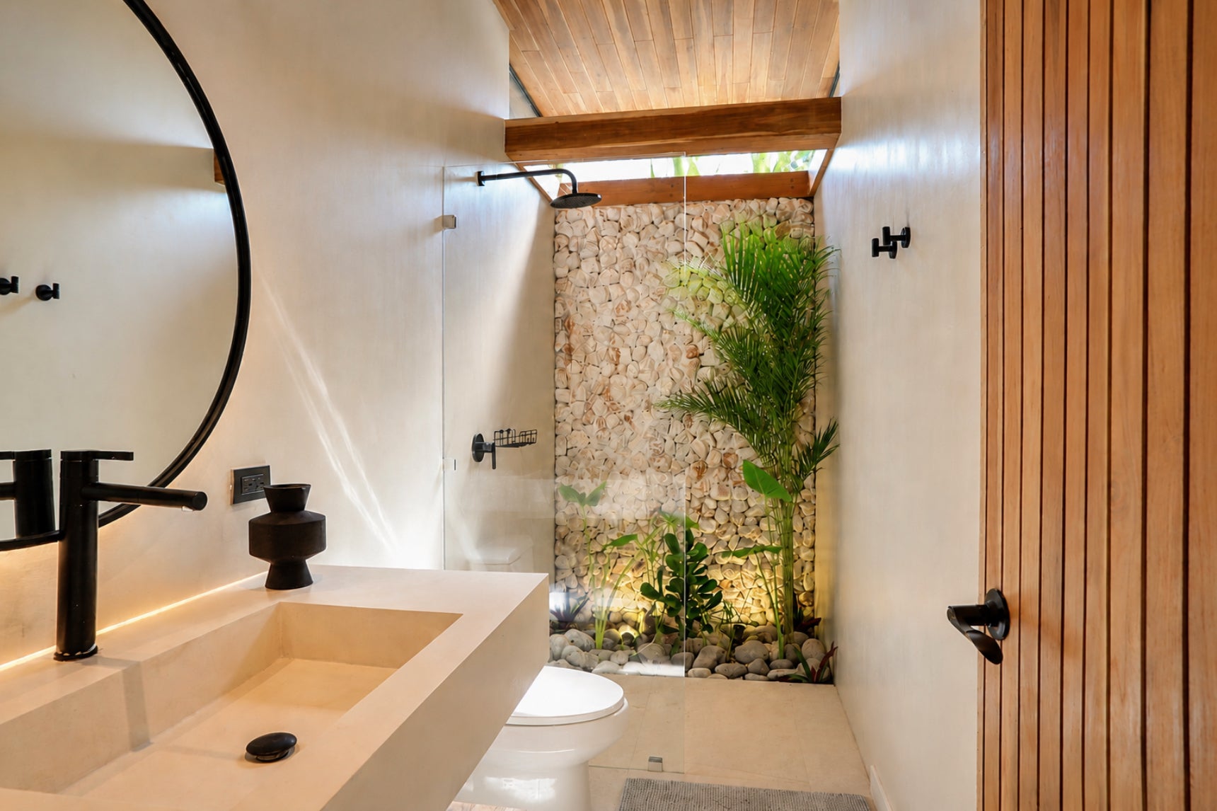 Tropical Modern Home with Expansive Valley Views — photo 12 of 19
