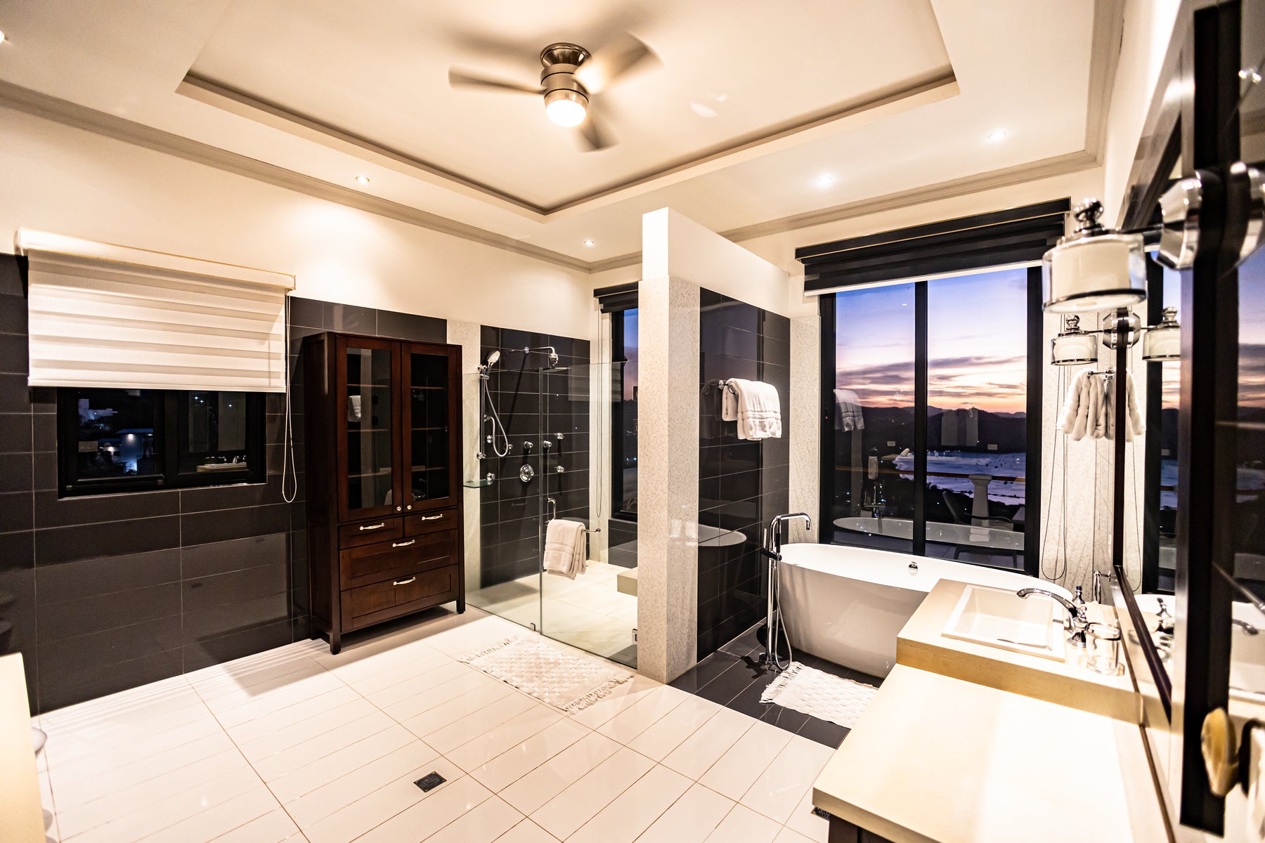 Luxurious 5 Bedroom Home With Stellar Ocean Views — photo 12 of 19