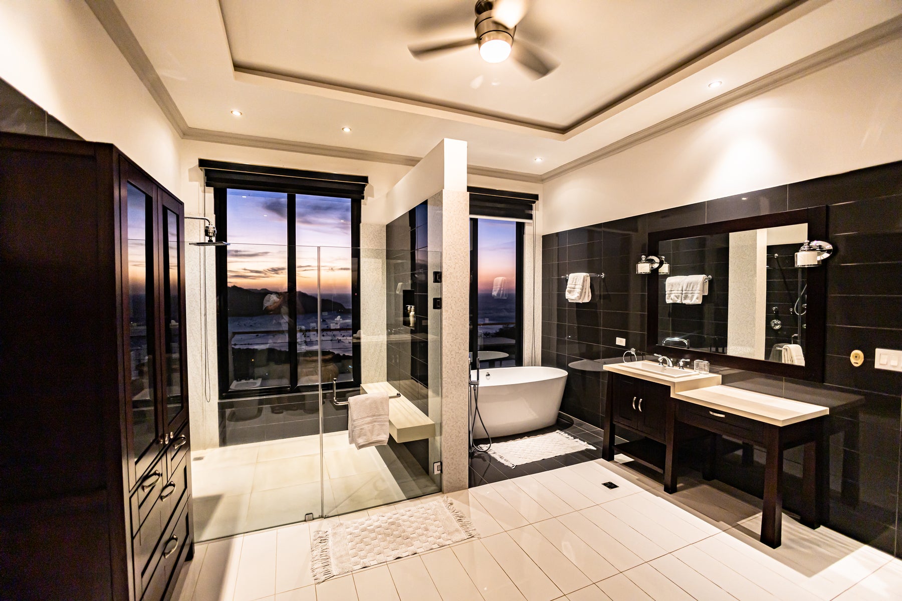 Luxurious 5 Bedroom Home With Stellar Ocean Views — photo 13 of 19