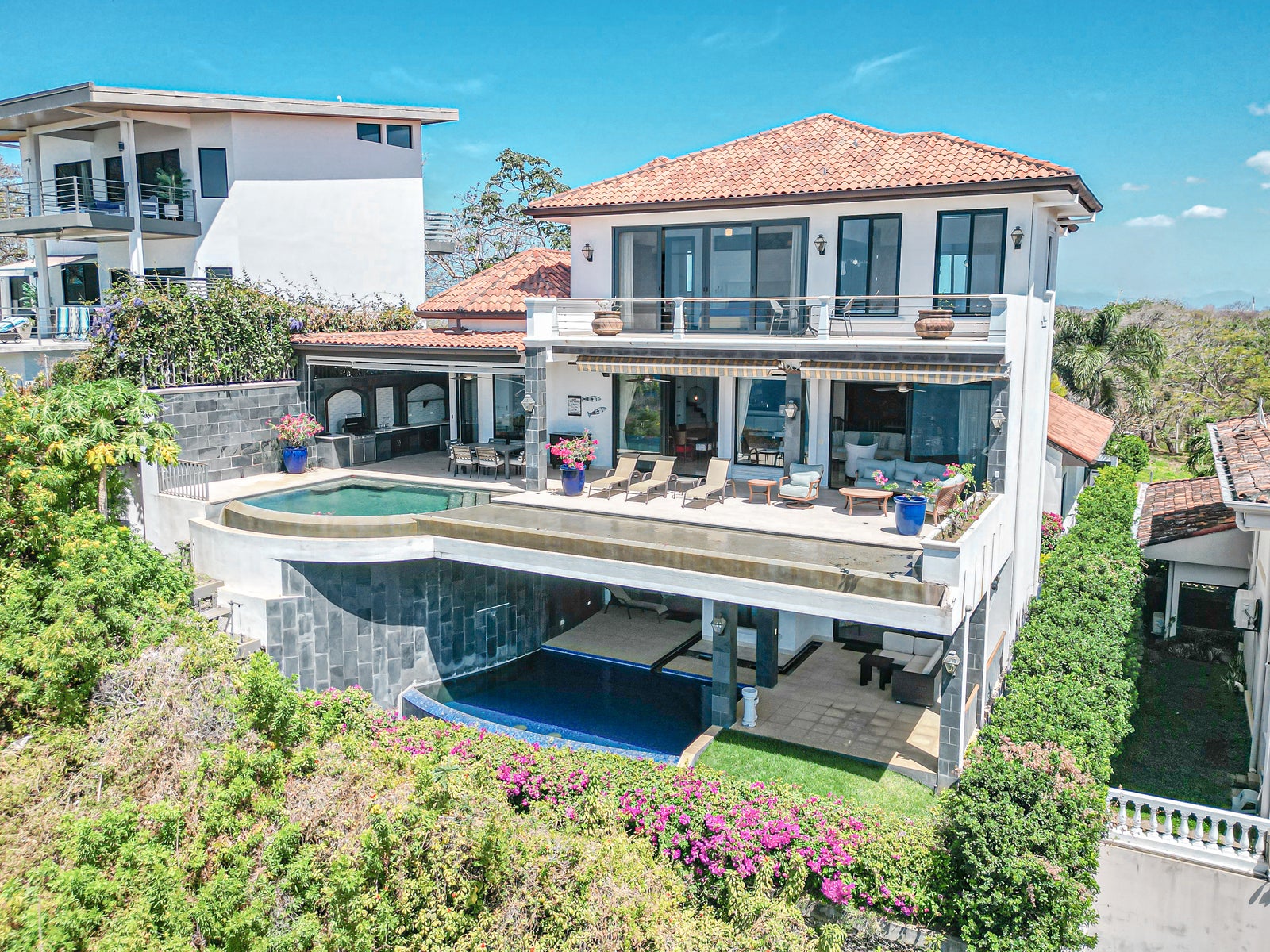Luxurious 5 Bedroom Home With Stellar Ocean Views — photo 3 of 19