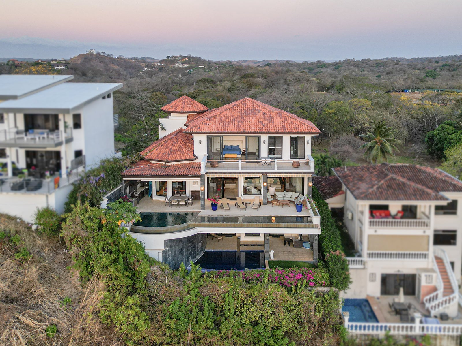 Luxurious 5 Bedroom Home With Stellar Ocean Views — photo 2 of 19