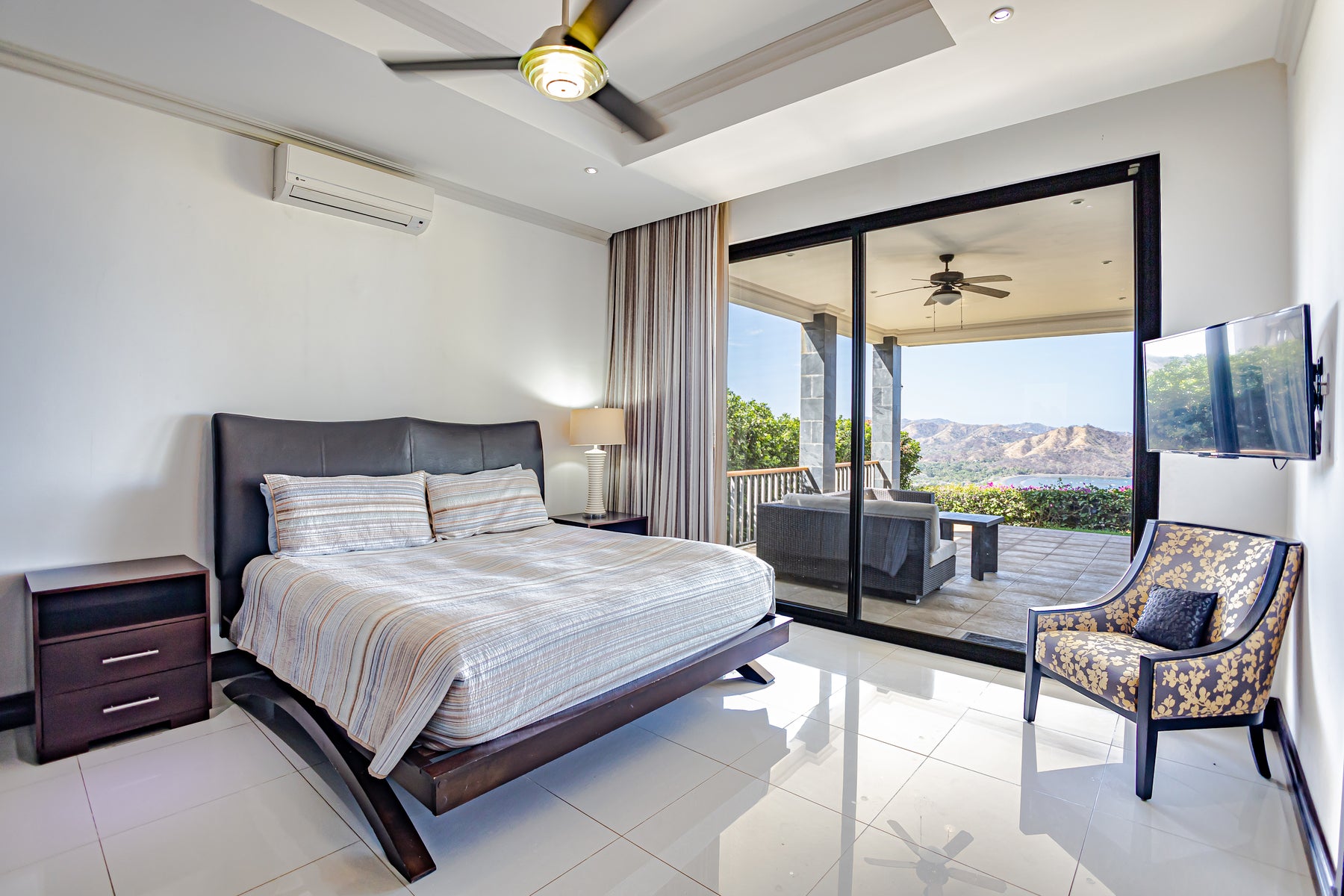 Luxurious 5 Bedroom Home With Stellar Ocean Views — photo 11 of 19