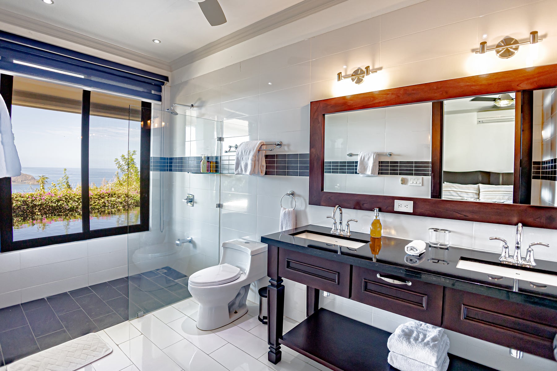 Luxurious 5 Bedroom Home With Stellar Ocean Views — photo 16 of 19