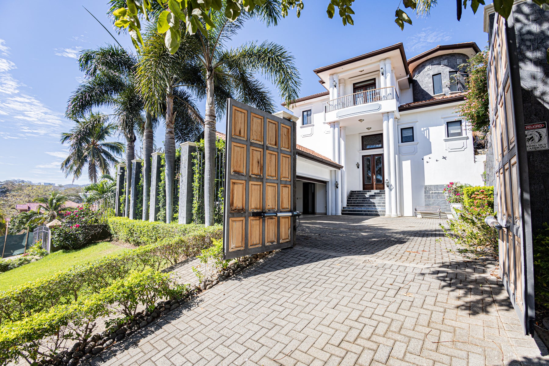 Luxurious 5 Bedroom Home With Stellar Ocean Views — photo 5 of 19
