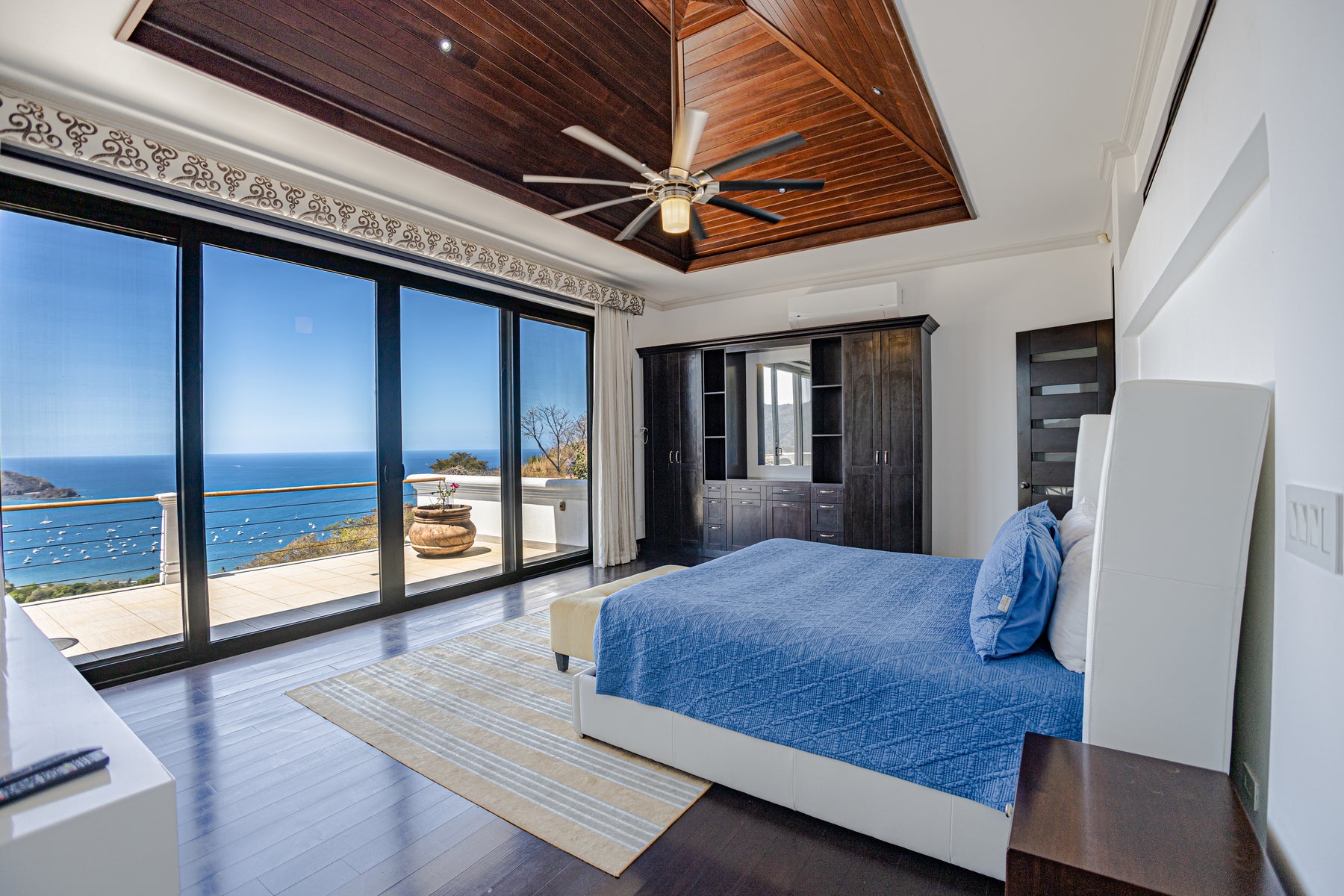 Luxurious 5 Bedroom Home With Stellar Ocean Views — photo 6 of 19
