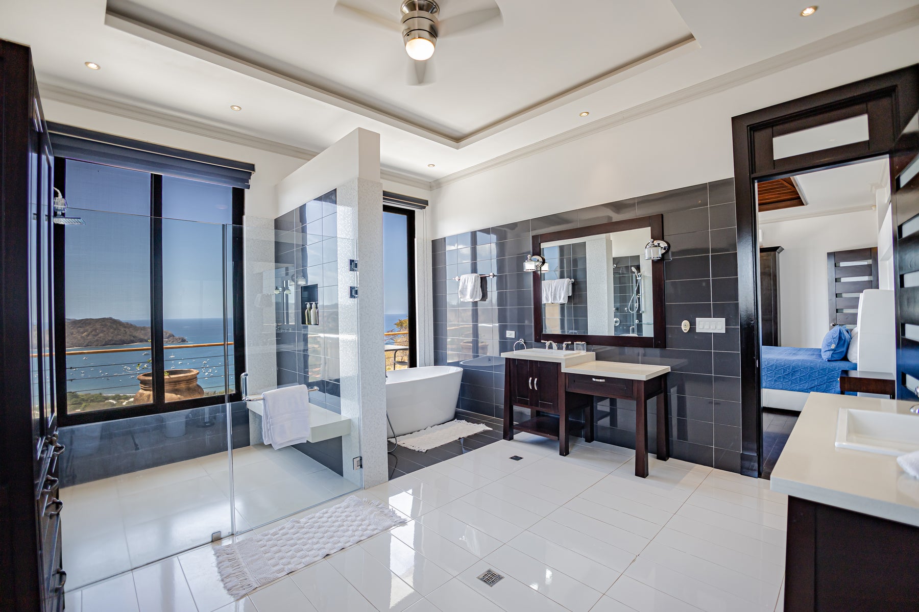 Luxurious 5 Bedroom Home With Stellar Ocean Views — photo 8 of 19