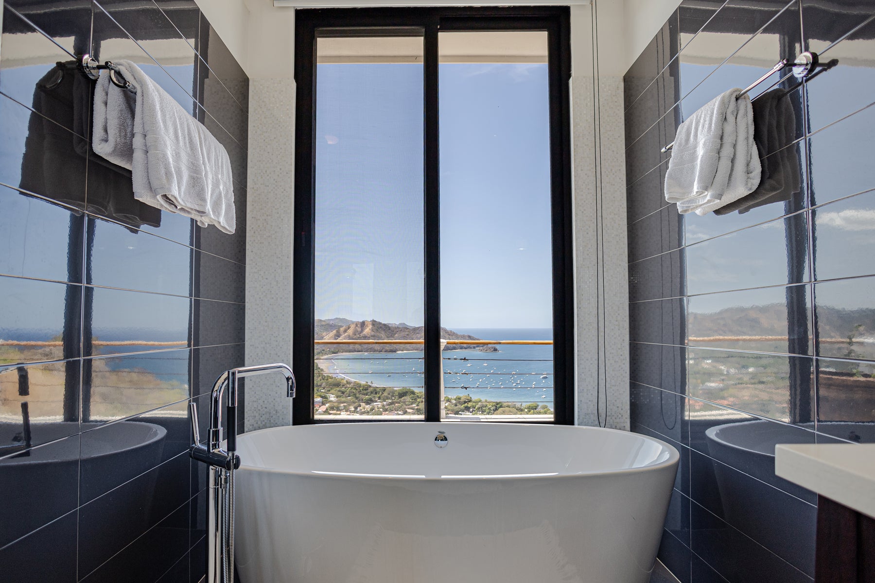 Luxurious 5 Bedroom Home With Stellar Ocean Views — photo 10 of 19