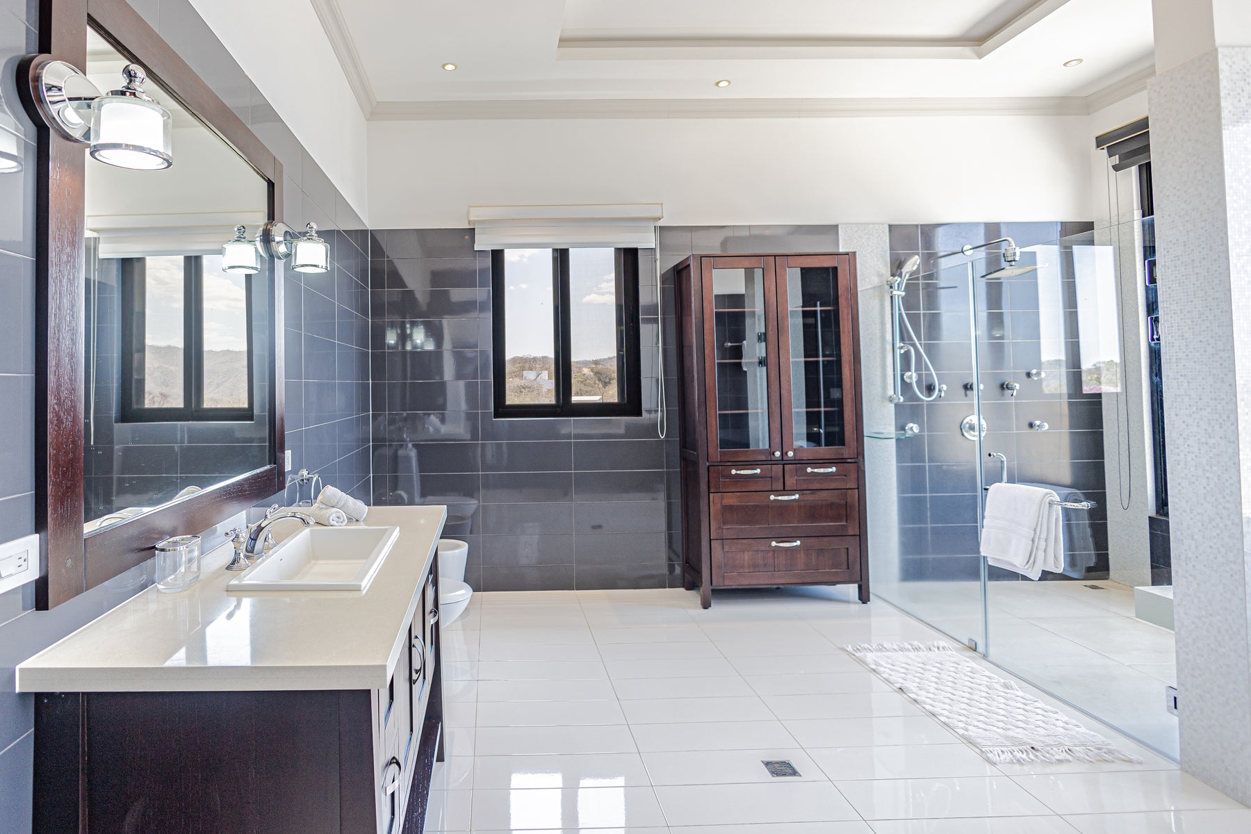 Luxurious 5 Bedroom Home With Stellar Ocean Views — photo 9 of 19