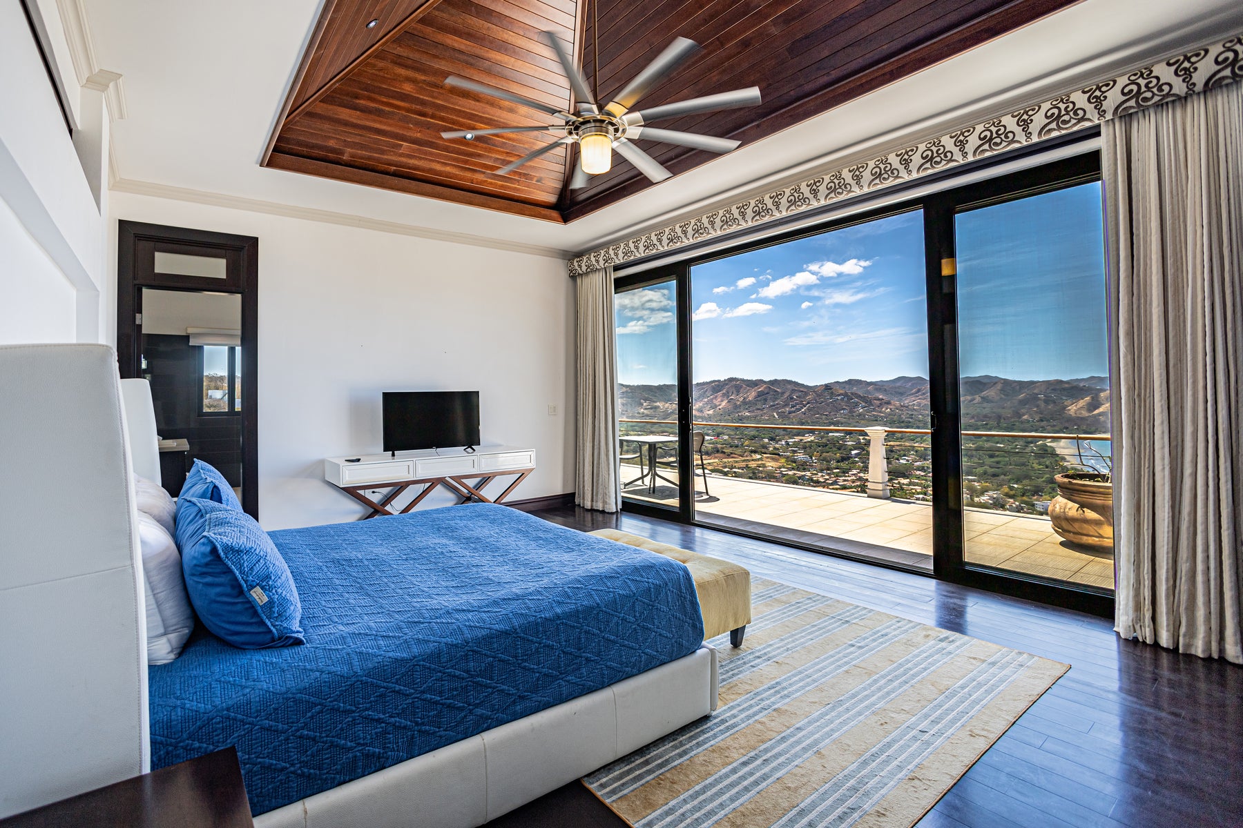 Luxurious 5 Bedroom Home With Stellar Ocean Views — photo 7 of 19