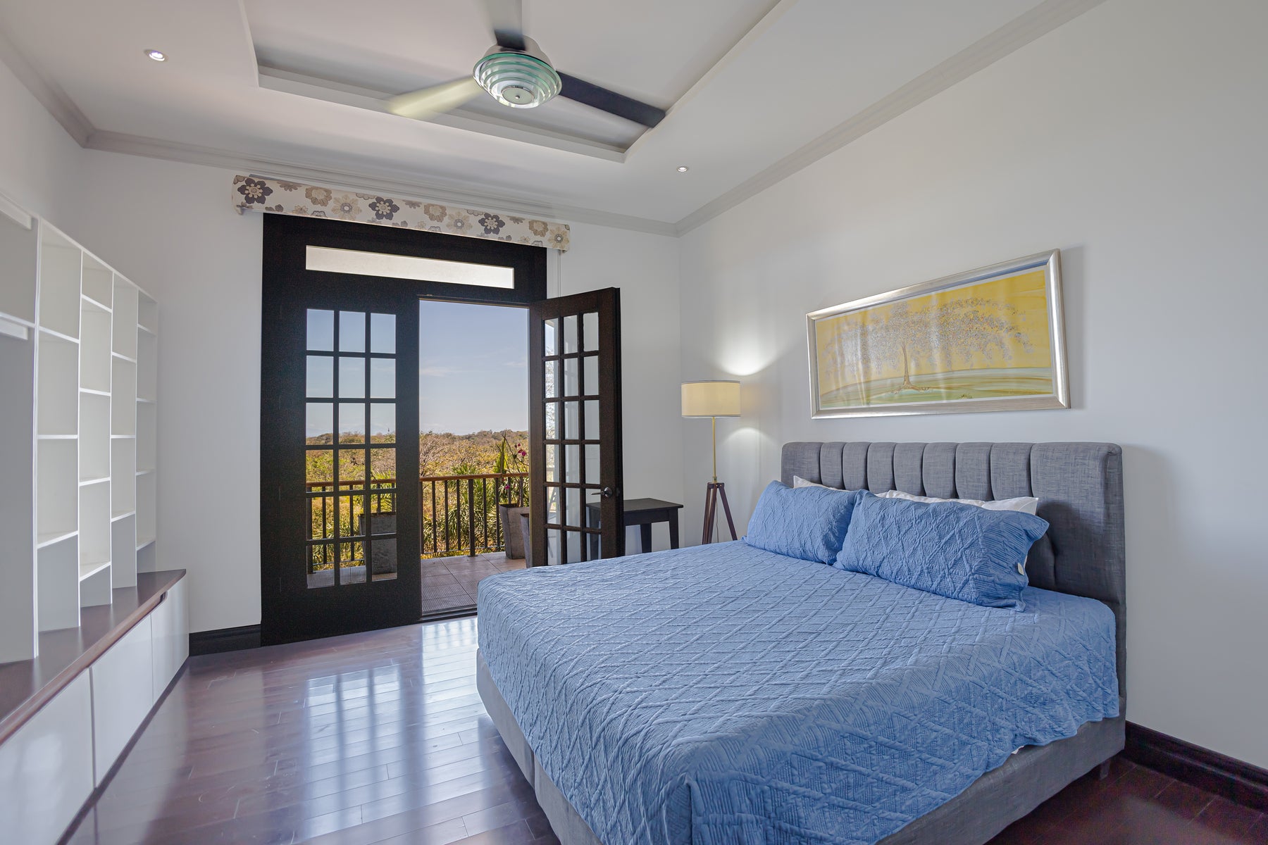Luxurious 5 Bedroom Home With Stellar Ocean Views — photo 17 of 19