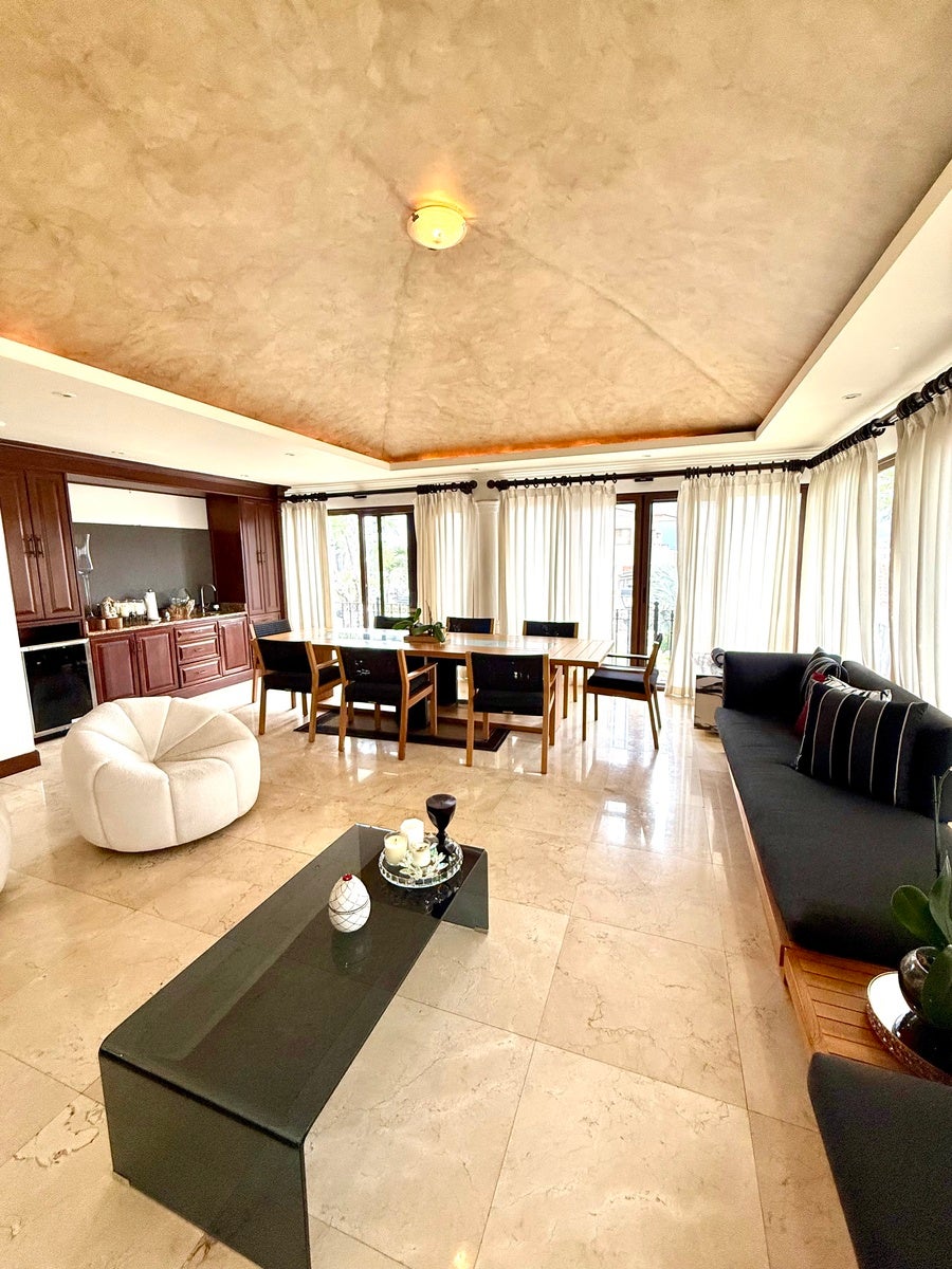Classical Corner Home in Cerro Alto — photo 13 of 19