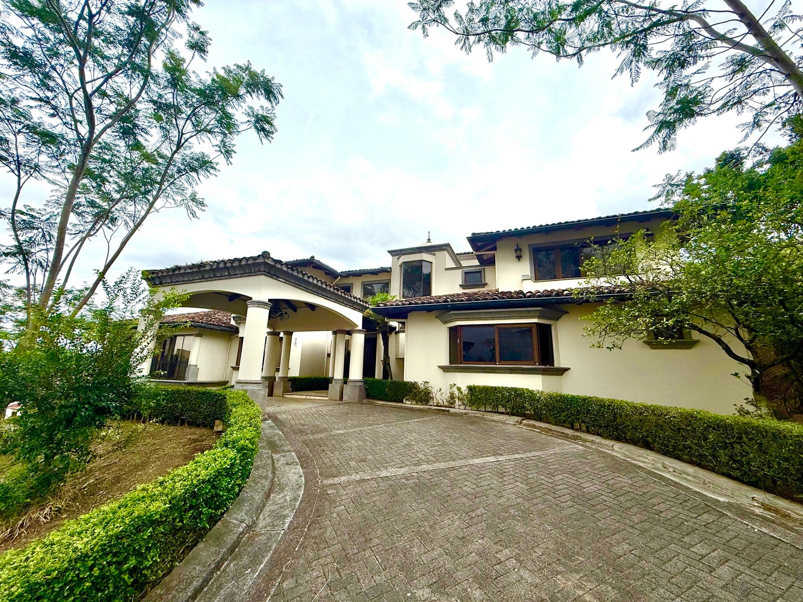 Classical Corner Home in Cerro Alto — photo 3 of 19