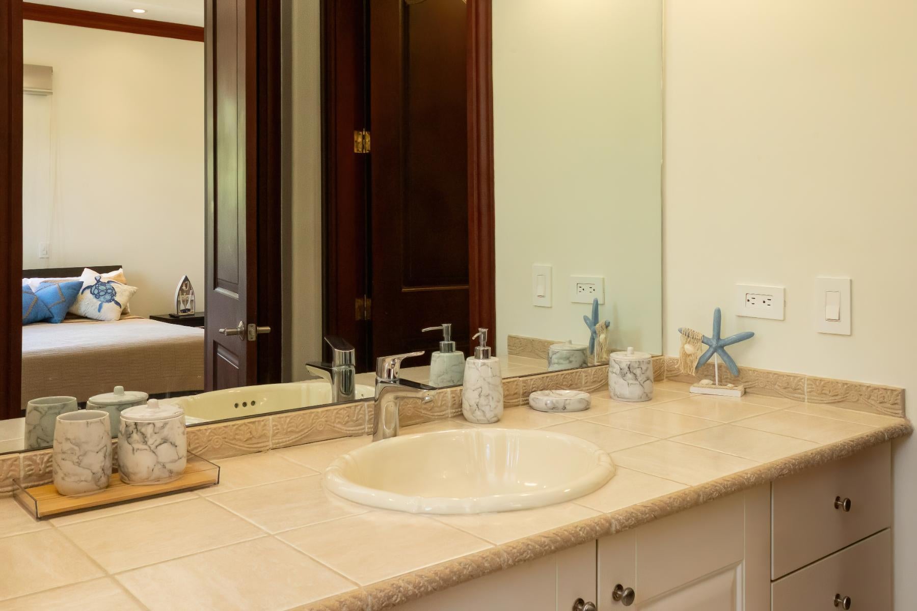 Luxury Marina Resort Condo — photo 6 of 15