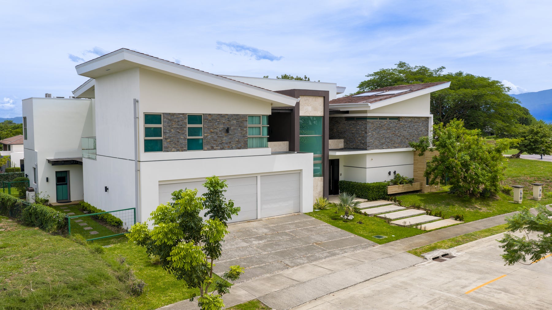Contemporary Family Residence — photo 2 of 19