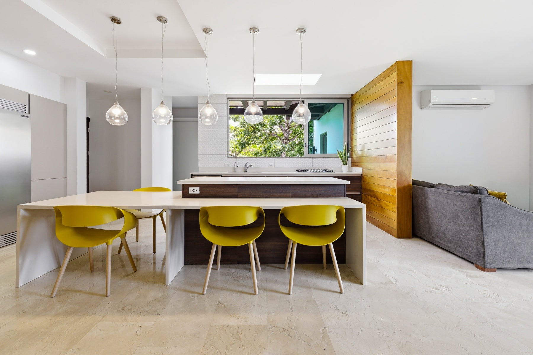 Contemporary Family Residence — photo 3 of 19