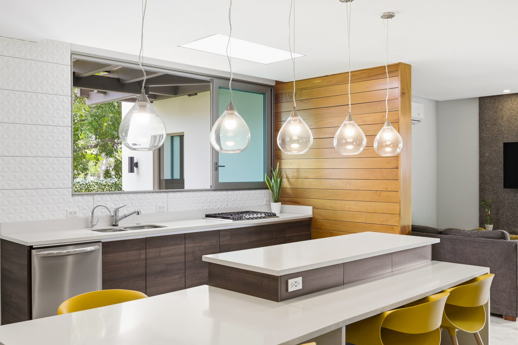Contemporary Family Residence — photo 4 of 19