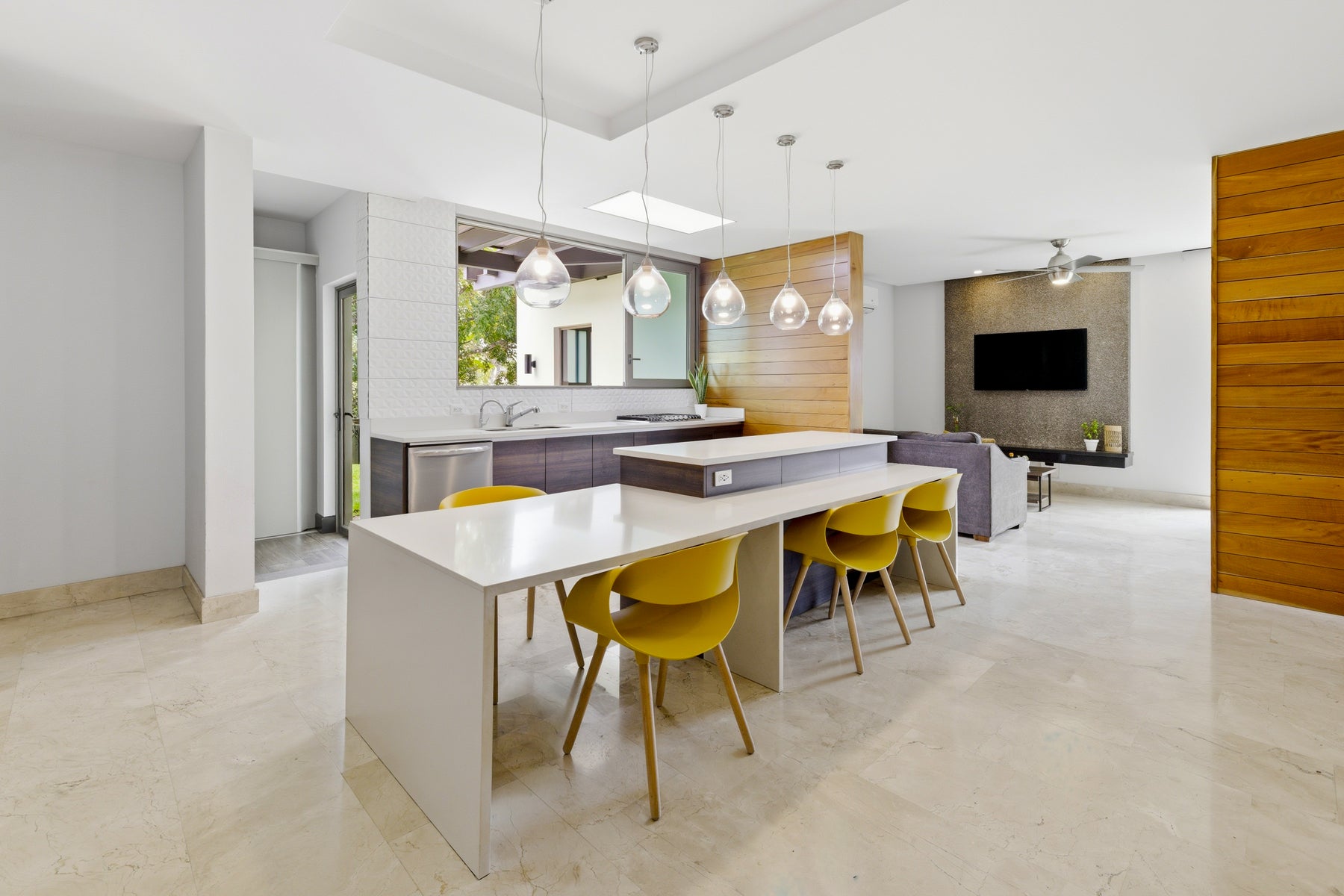 Contemporary Family Residence — photo 5 of 19