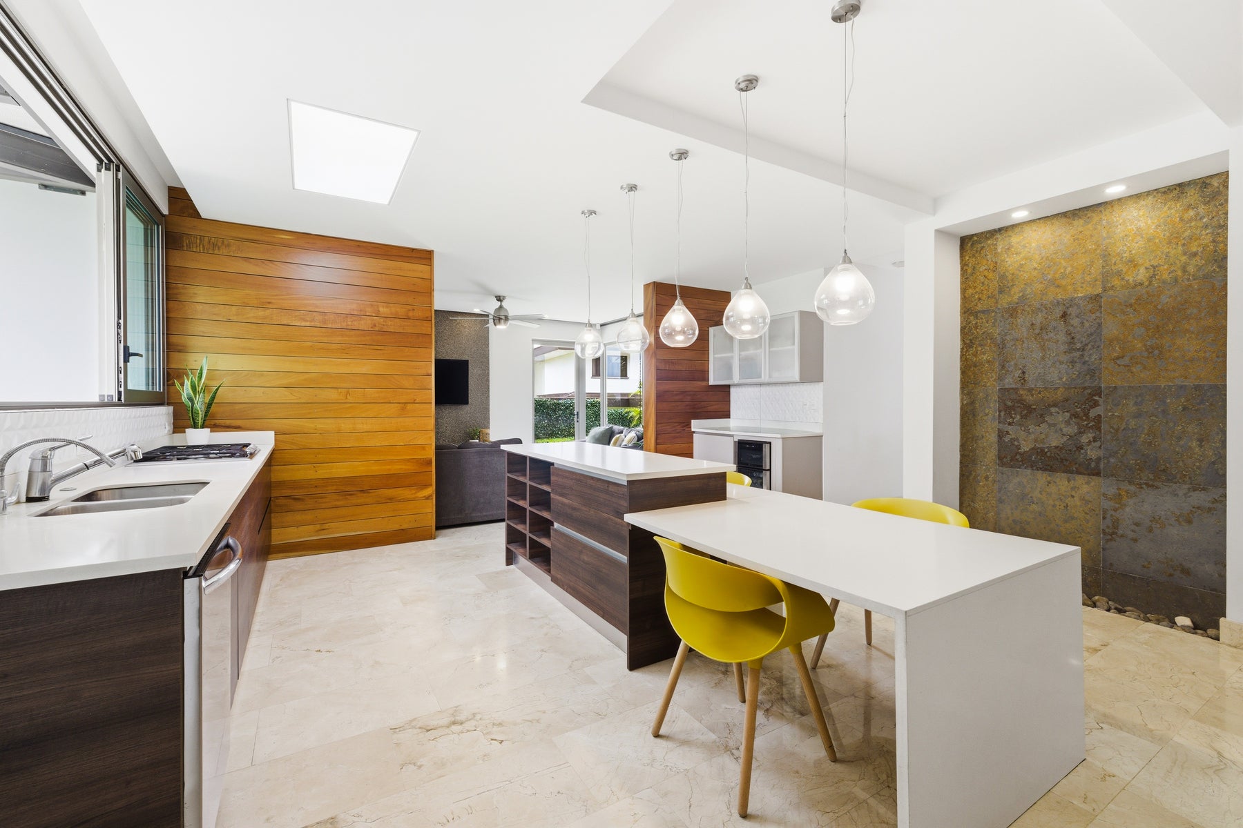 Contemporary Family Residence — photo 6 of 19