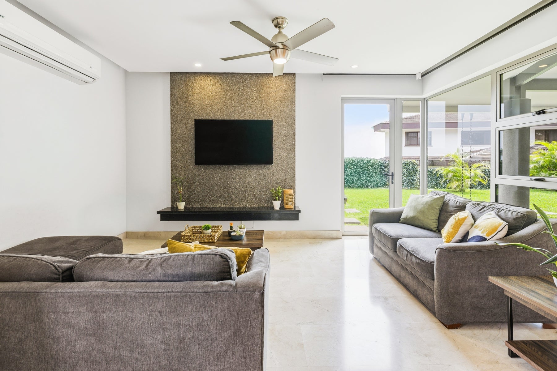 Contemporary Family Residence — photo 9 of 19