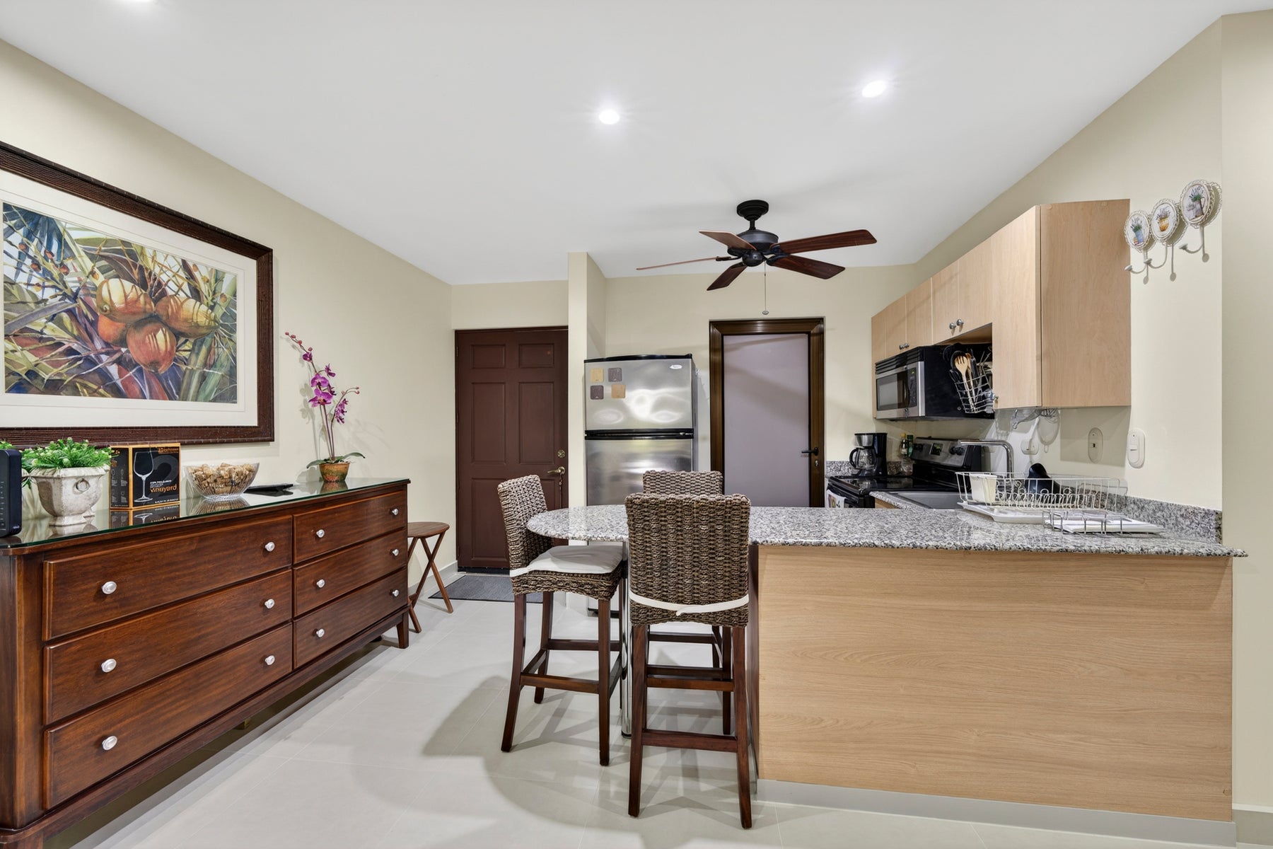 Luxury Three Bedroom Condo — photo 5 of 19