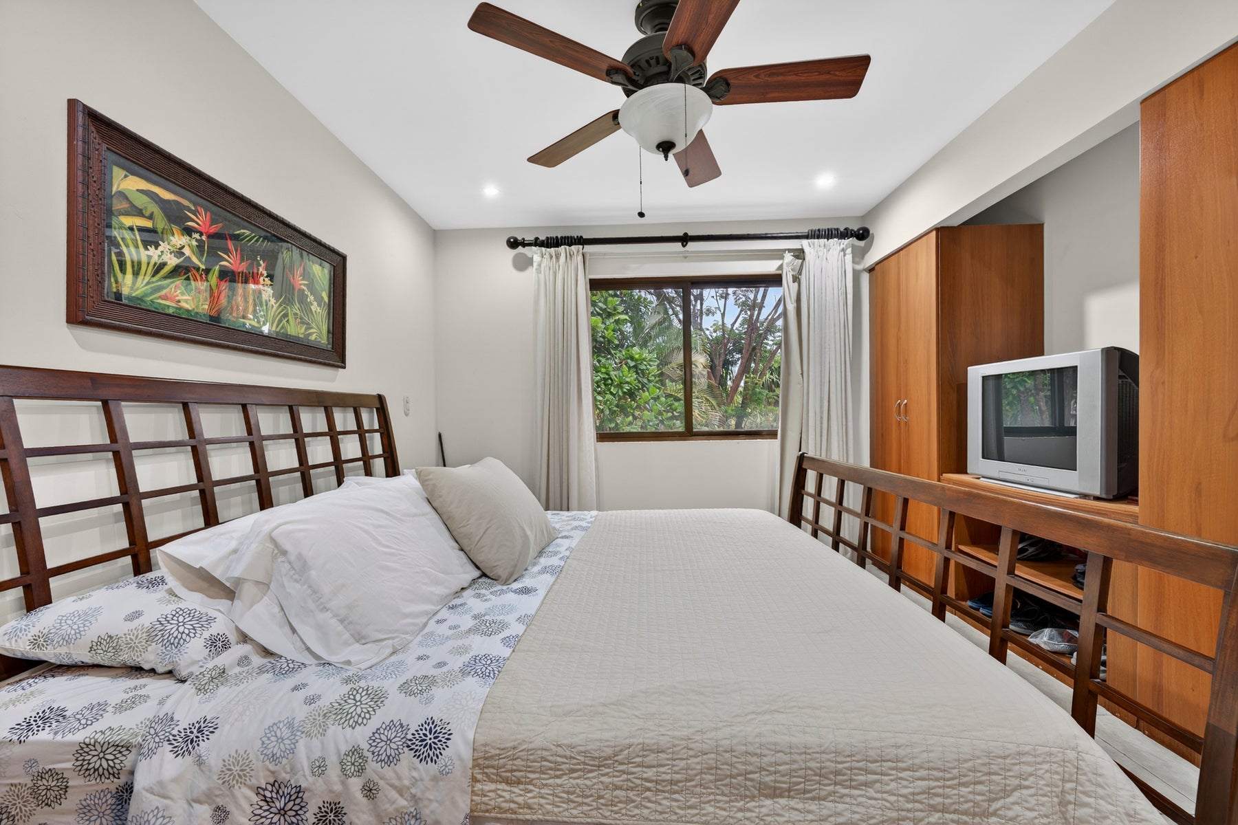 Luxury Three Bedroom Condo — photo 12 of 19