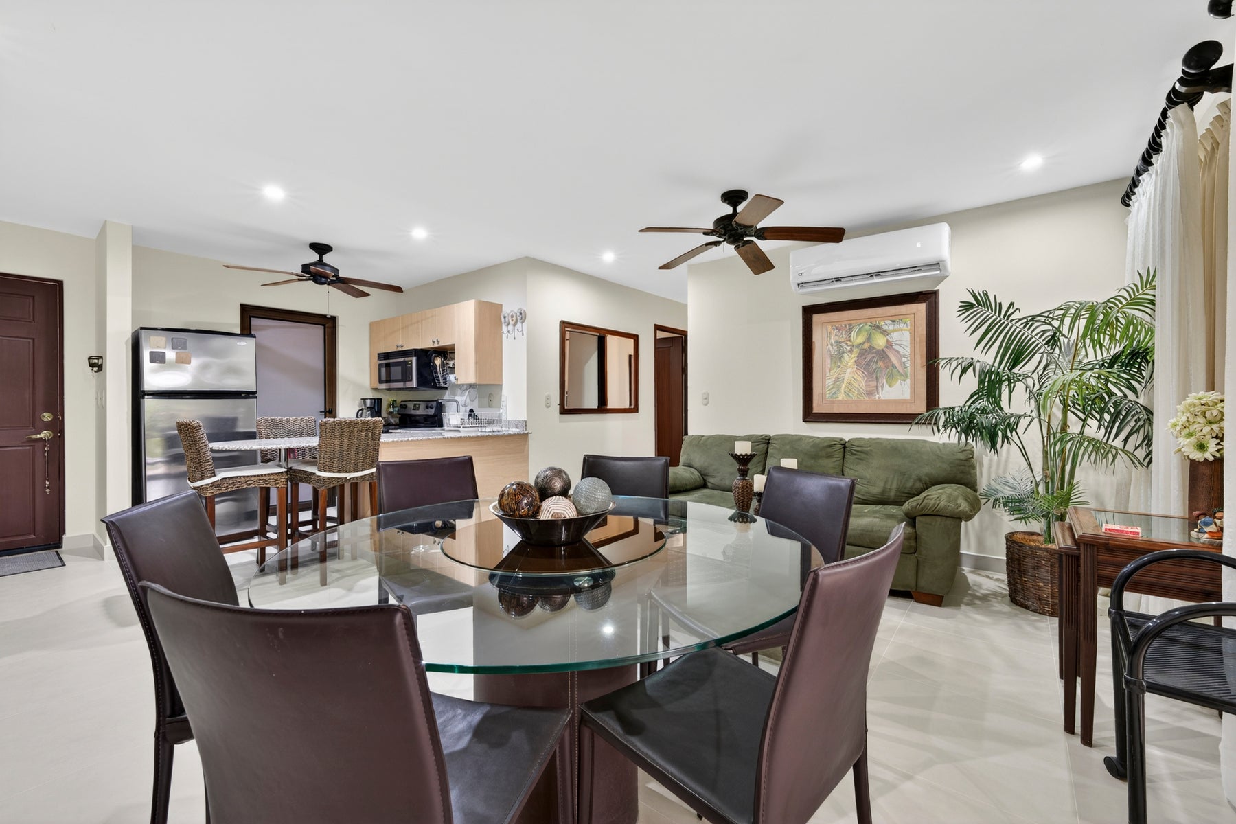 Luxury Three Bedroom Condo — photo 8 of 19