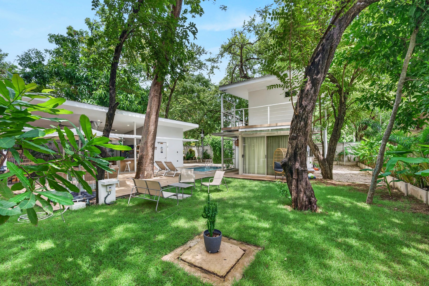 Tropical Modern Beach Home in Surfside — photo 7 of 19