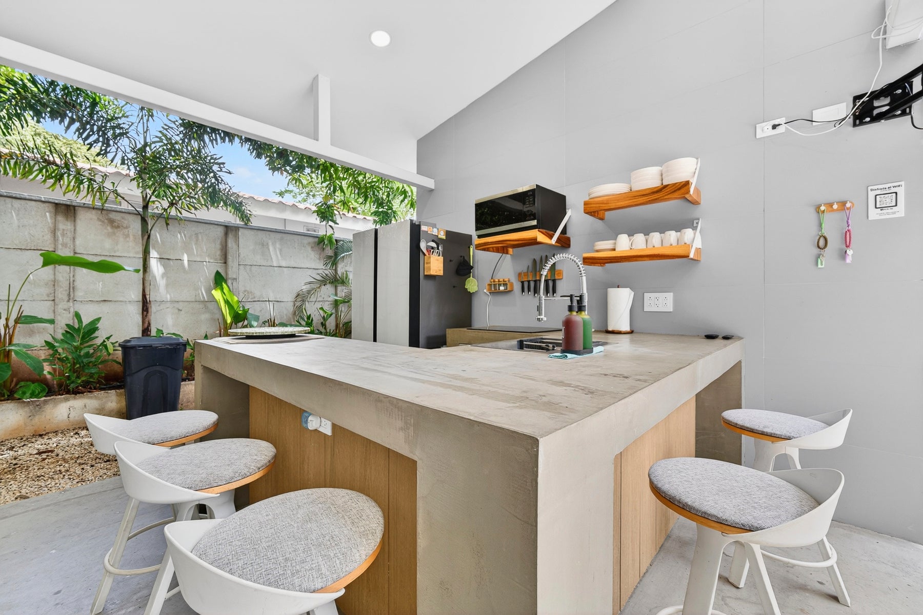 Tropical Modern Beach Home in Surfside — photo 12 of 19