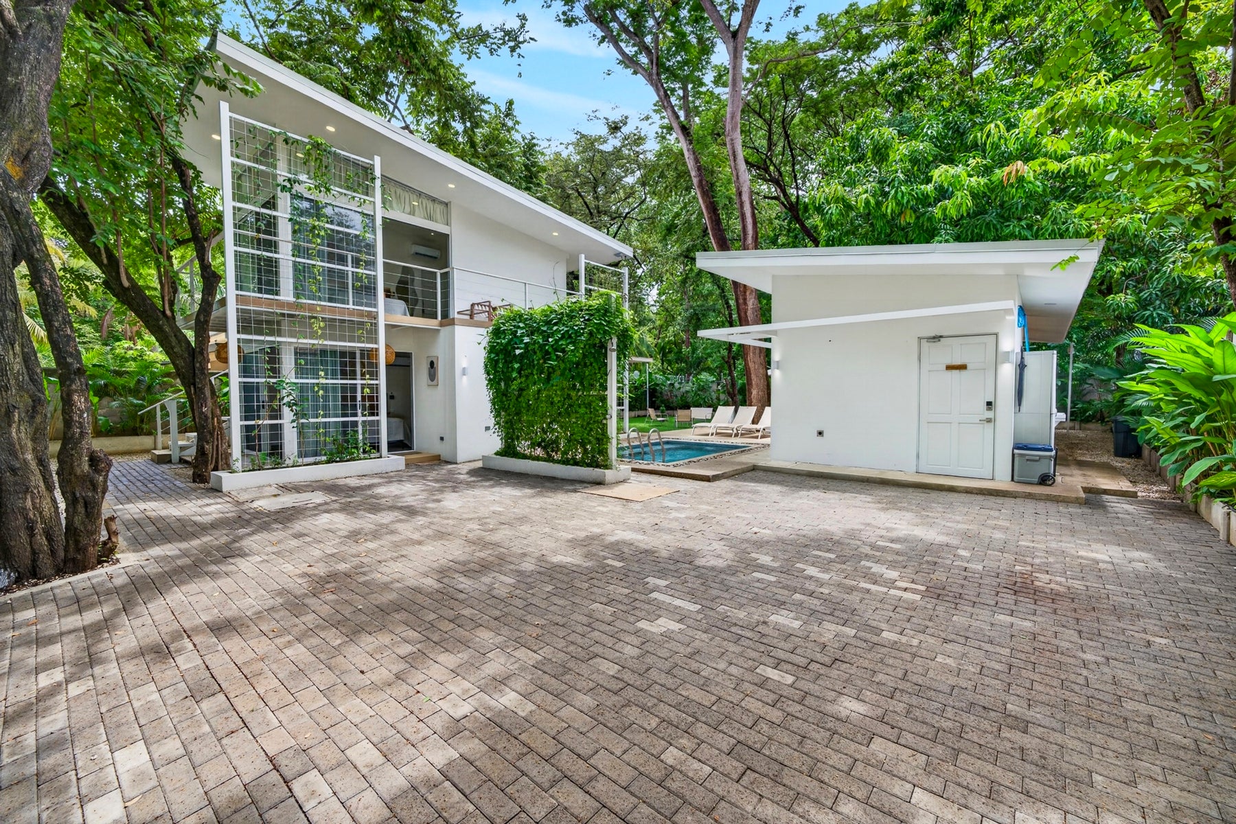 Tropical Modern Beach Home in Surfside — photo 9 of 19