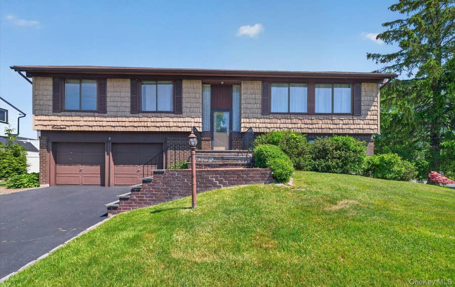 Property photo for 19 Branding Iron Lane, Glen Cove, NY