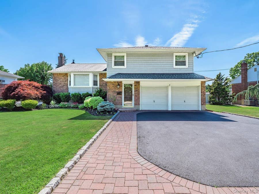 Property photo for 7 plainview Road, Bethpage, NY