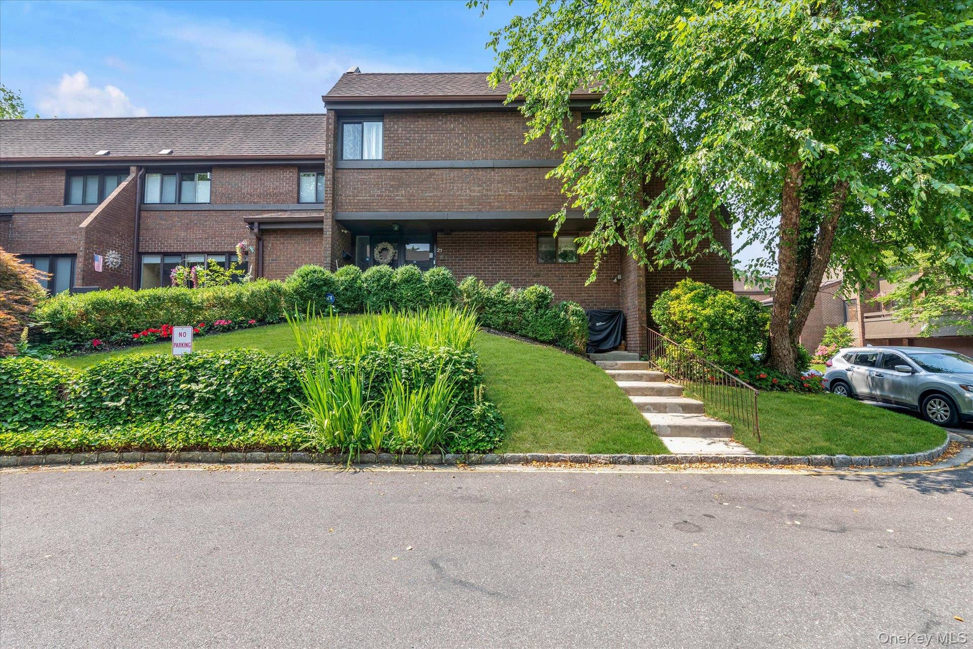 21 Spring Hollow, Roslyn, NY 11576 Front
