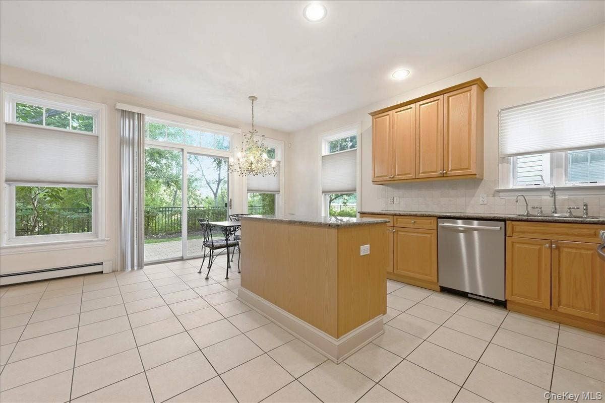 15 Overlook, Port Washington, NY 11050 Kitchen