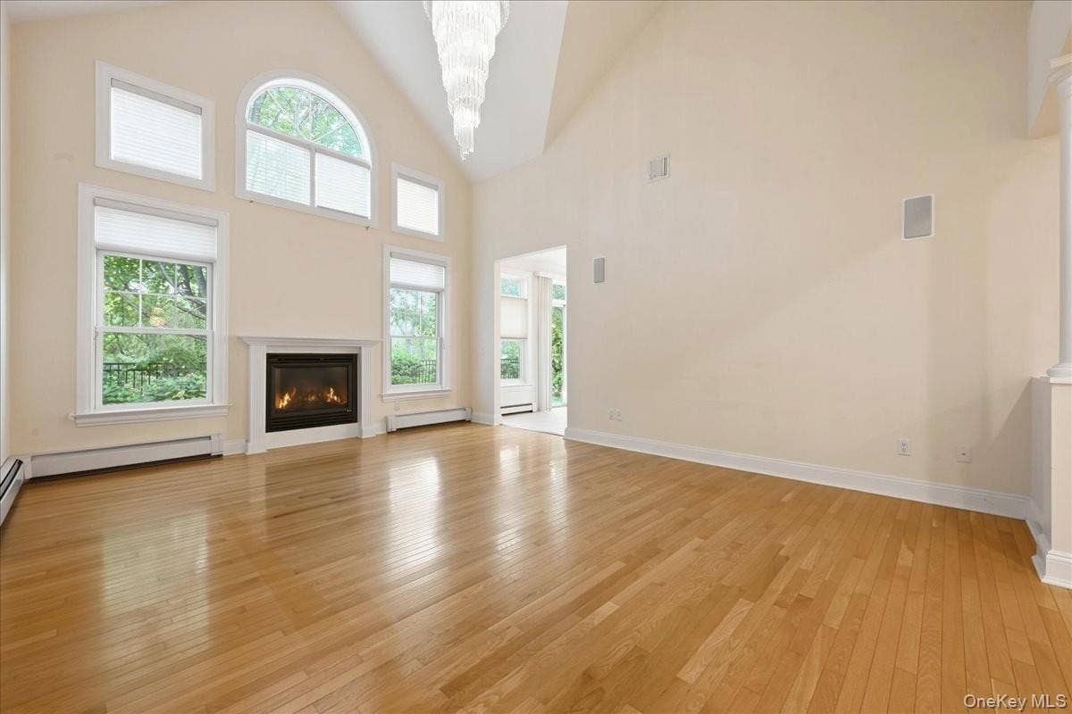 15 Overlook, Port Washington, NY 11050 Living Room