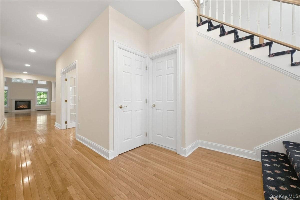 15 Overlook, Port Washington, NY 11050 Entrance Foyer