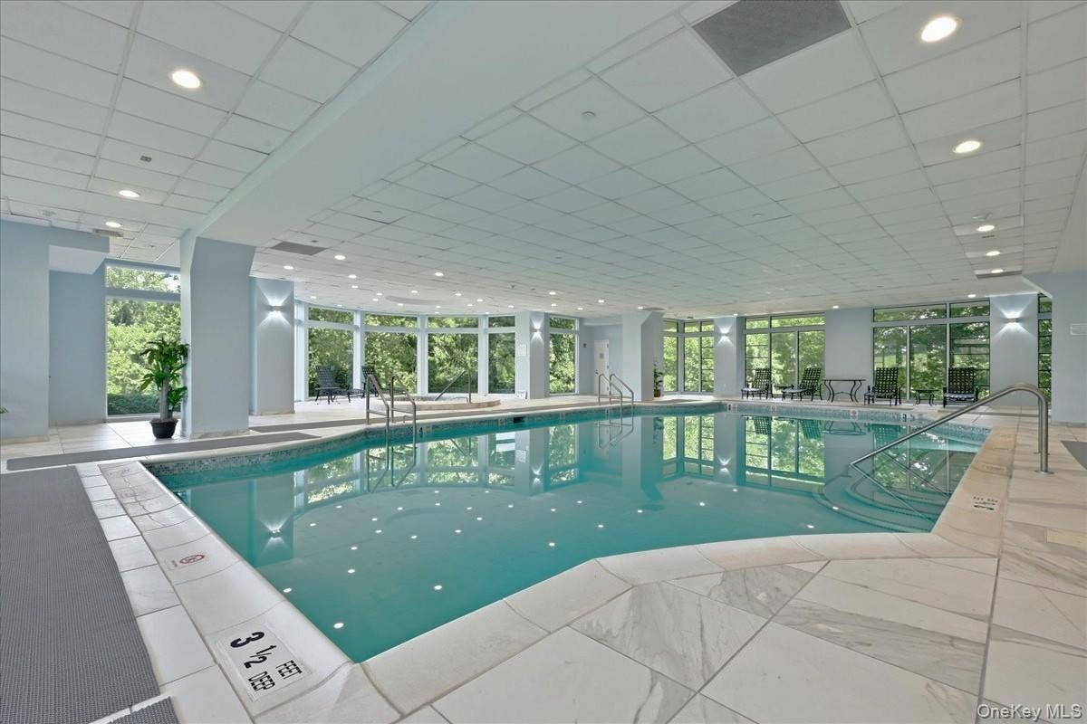 15 Overlook, Port Washington, NY 11050 Pool