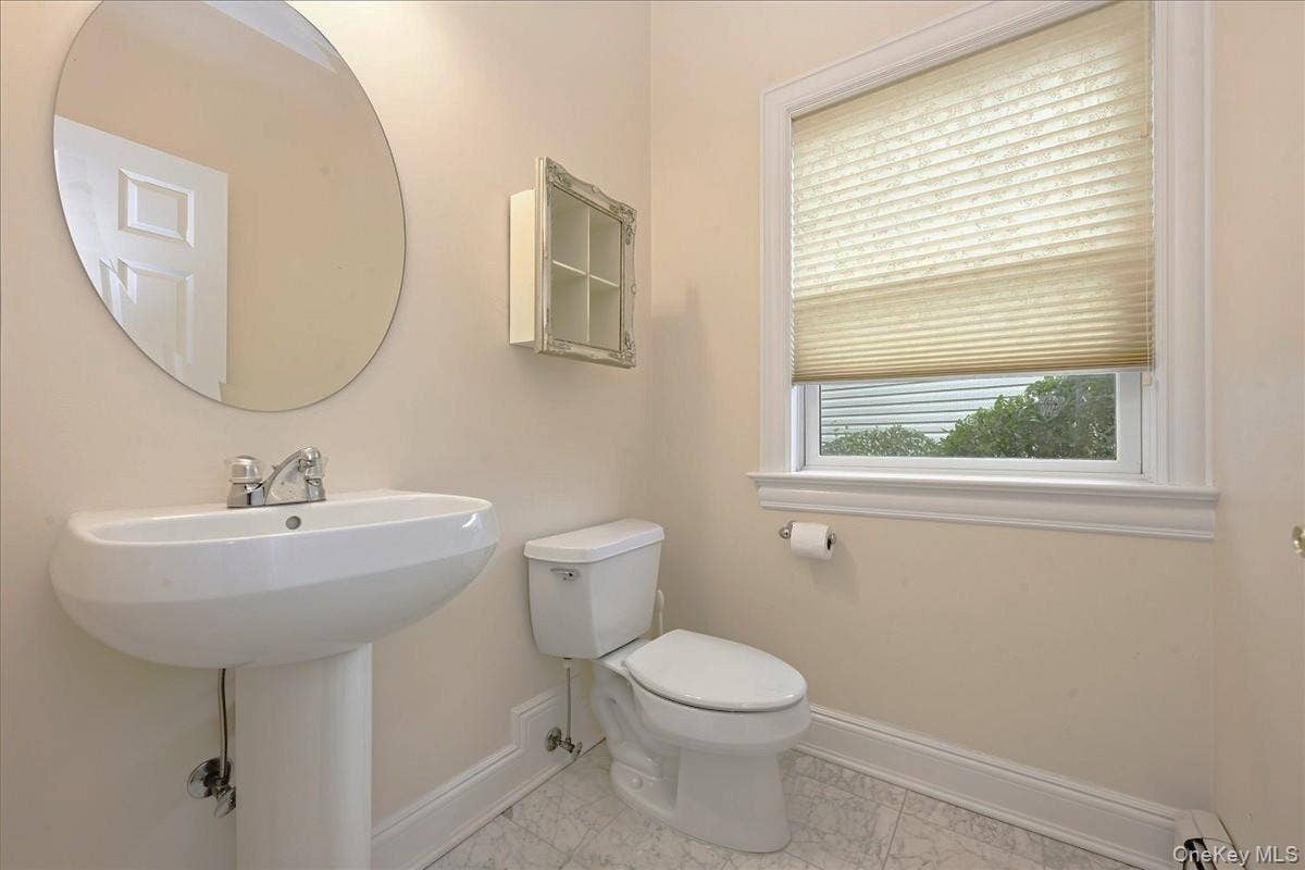 15 Overlook, Port Washington, NY 11050 Powder Room