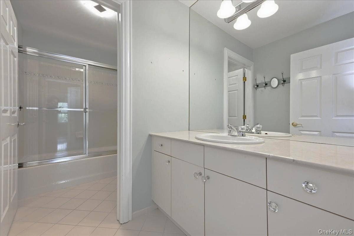 15 Overlook, Port Washington, NY 11050 Bathroom