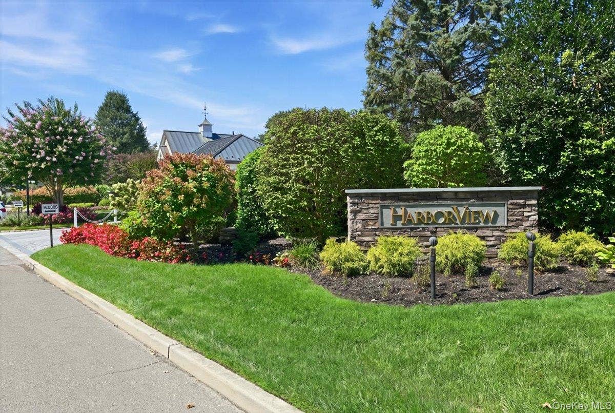 15 Overlook, Port Washington, NY 11050 15 Overlook, Port Washington, NY 11050