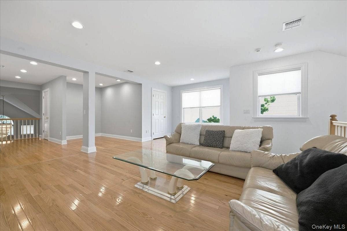 15 Overlook, Port Washington, NY 11050 Loft
