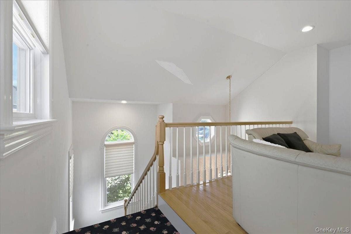 15 Overlook, Port Washington, NY 11050 Loft